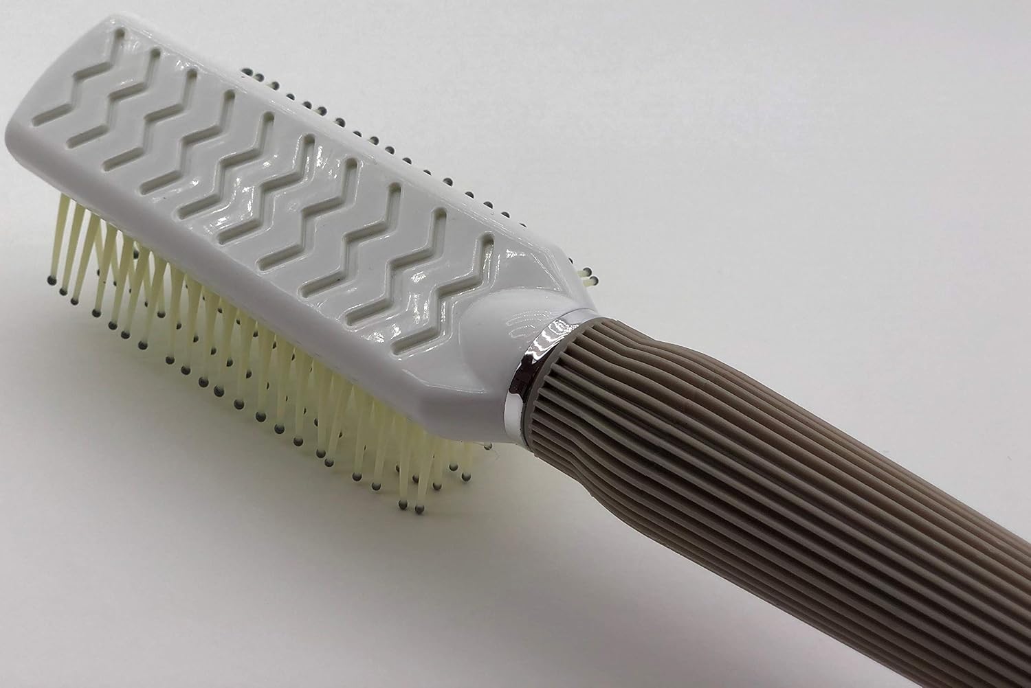 BEAUTY GARDEN Plastic + Antystatic Thermal Hair Brush whith Retractable Sectioning Pick